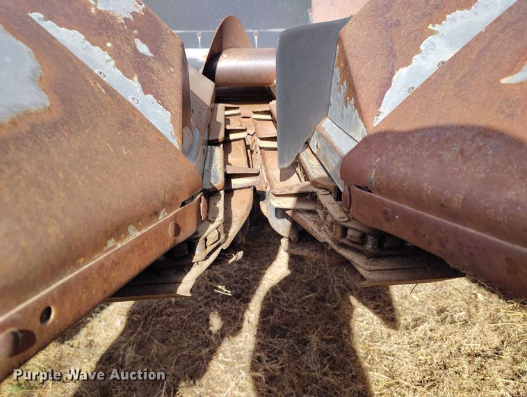 image for item DT0831 Gleaner corn head