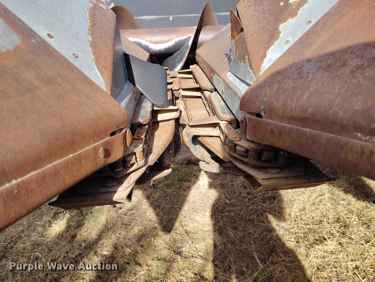 image for item DT0831 Gleaner corn head