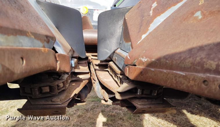 image for item DT0831 Gleaner corn head