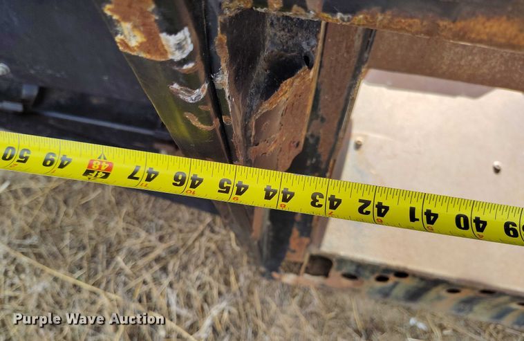 image for item DT0831 Gleaner corn head