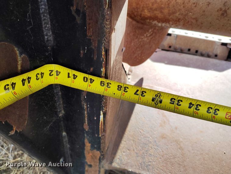 image for item DT0831 Gleaner corn head