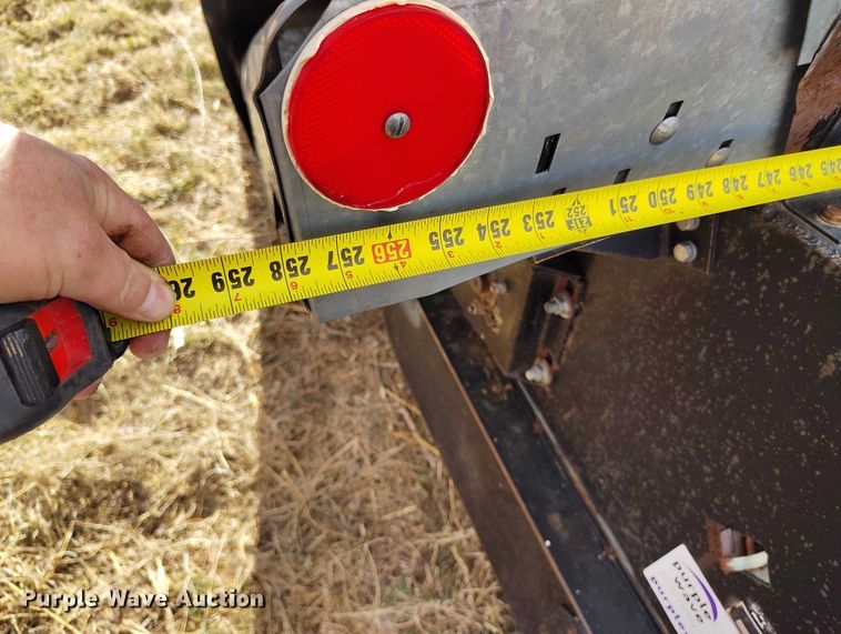 image for item DT0831 Gleaner corn head