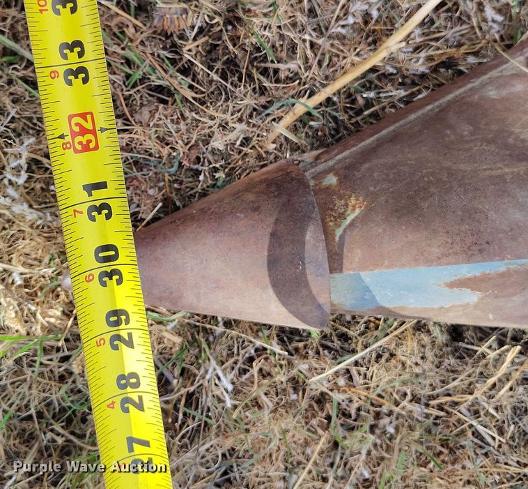 image for item DT0831 Gleaner corn head