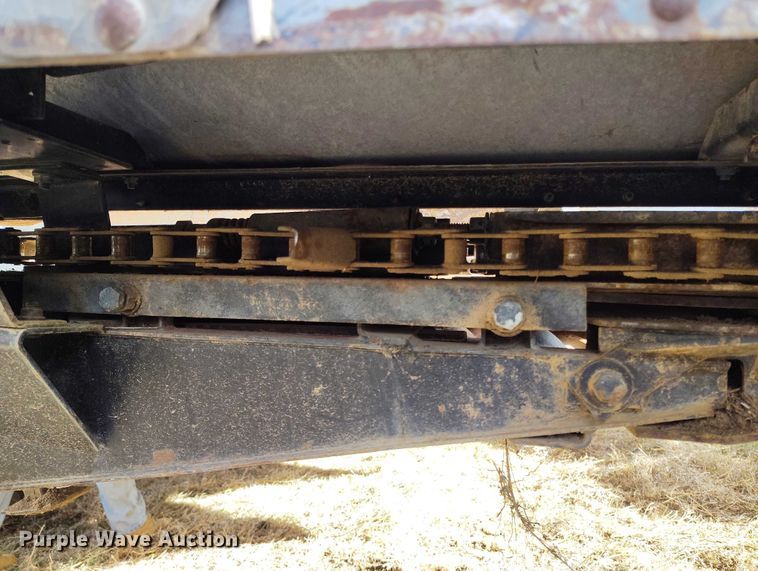 image for item DT0831 Gleaner corn head