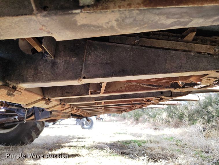 image for item DT0831 Gleaner corn head