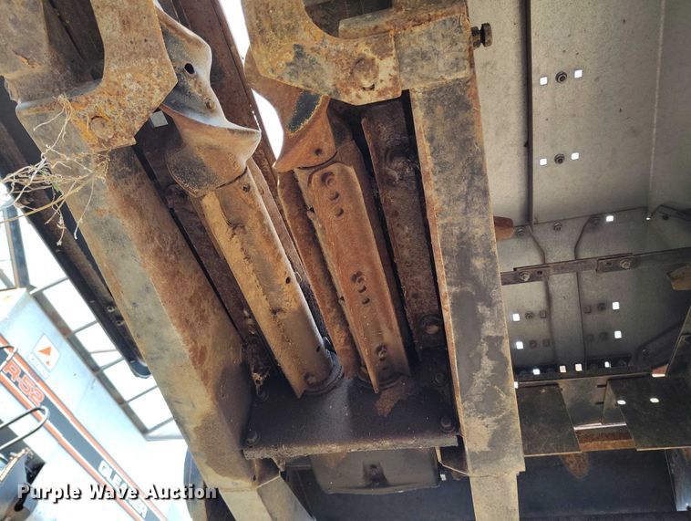 image for item DT0831 Gleaner corn head