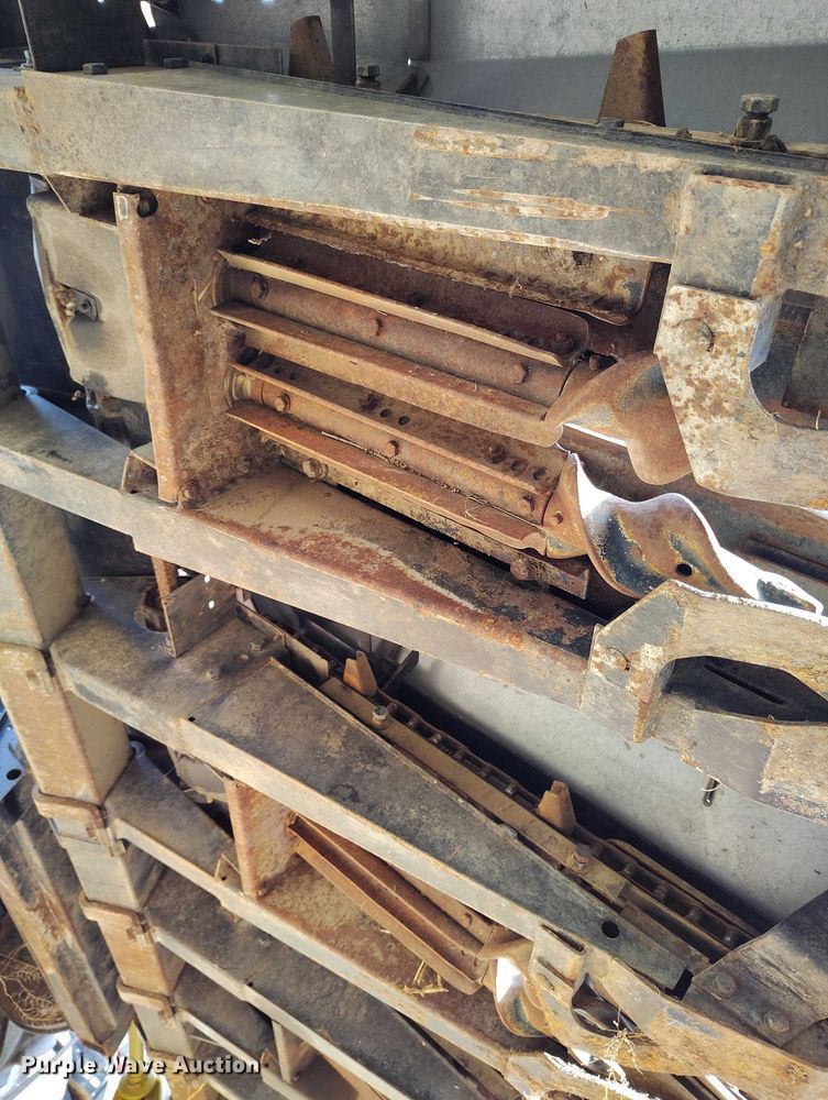 image for item DT0831 Gleaner corn head