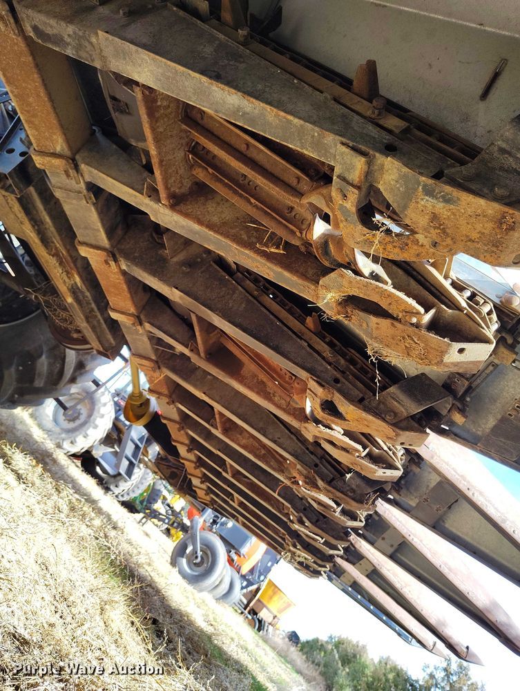 image for item DT0831 Gleaner corn head