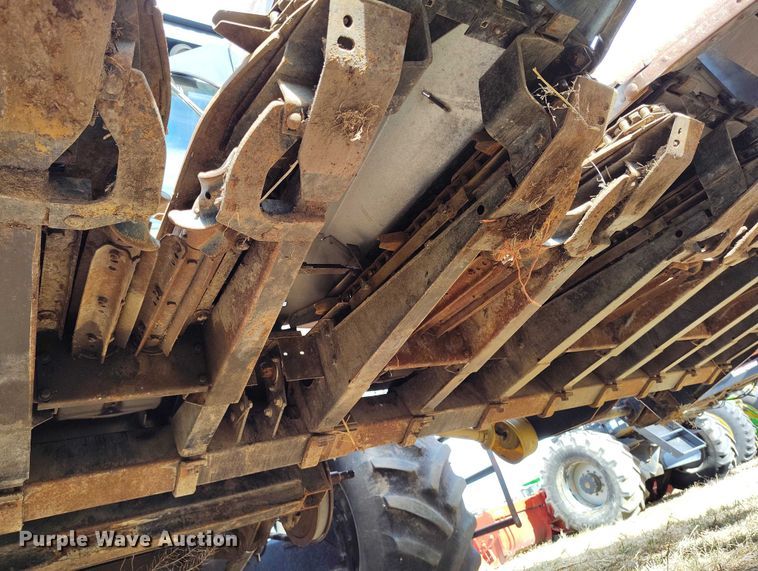 image for item DT0831 Gleaner corn head