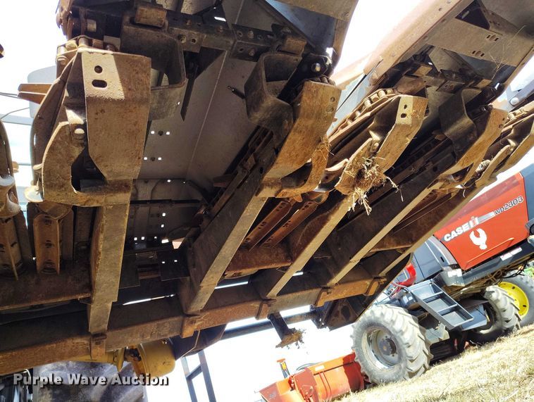 image for item DT0831 Gleaner corn head