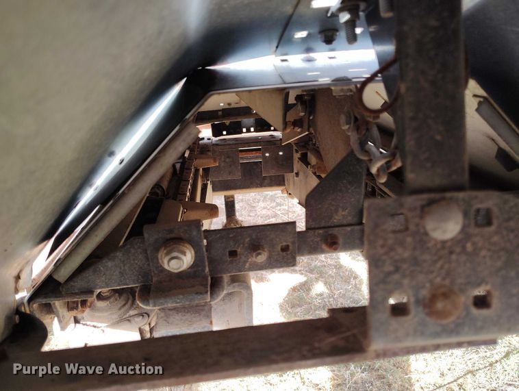 image for item DT0831 Gleaner corn head