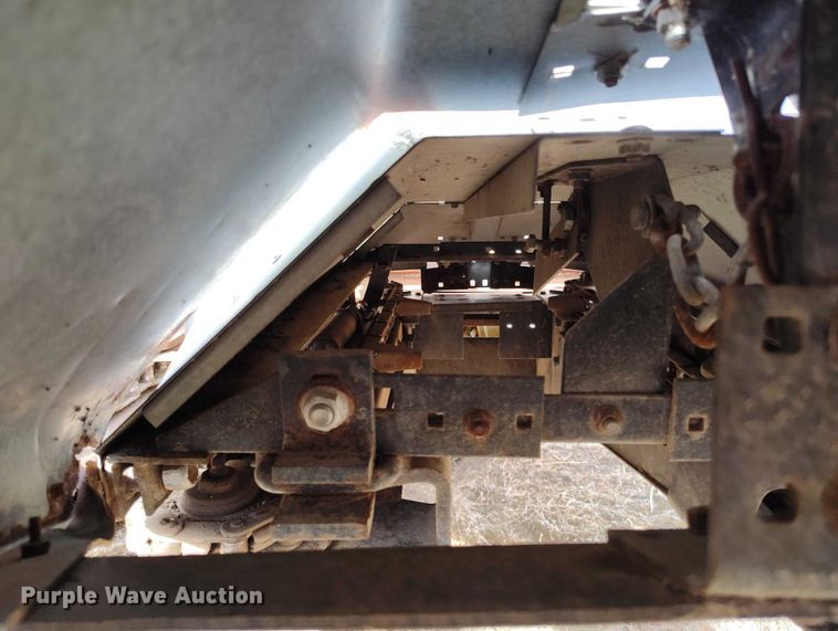 image for item DT0831 Gleaner corn head