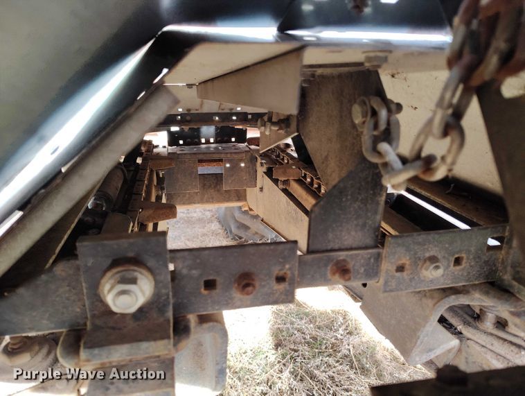 image for item DT0831 Gleaner corn head