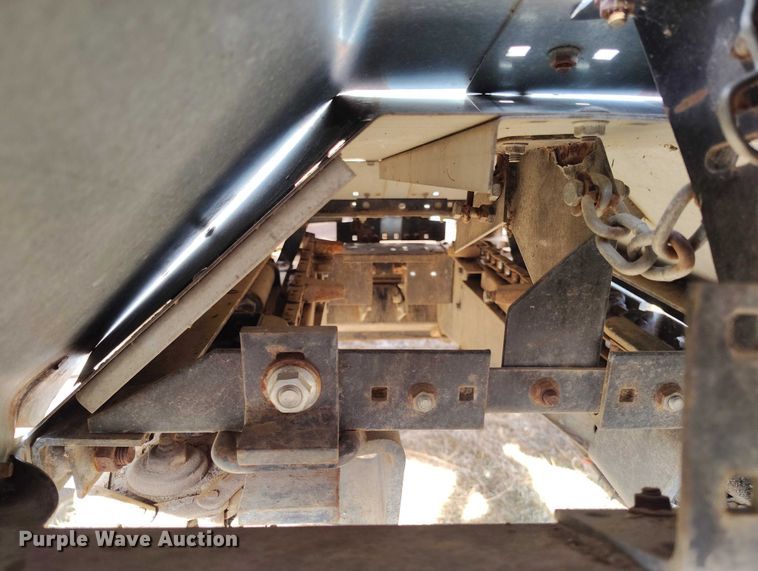 image for item DT0831 Gleaner corn head