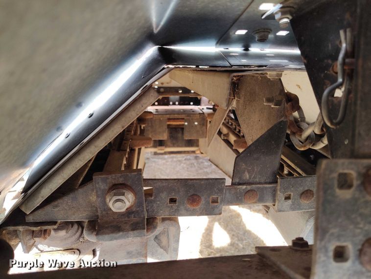 image for item DT0831 Gleaner corn head