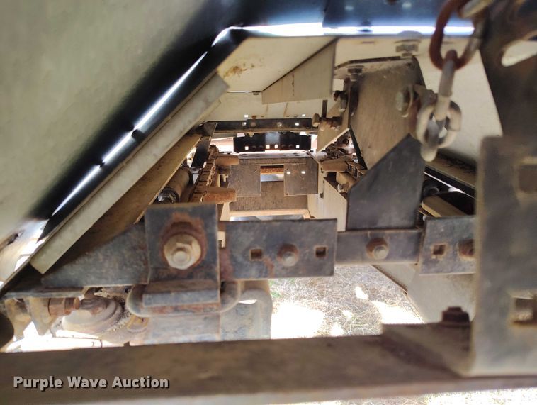 image for item DT0831 Gleaner corn head