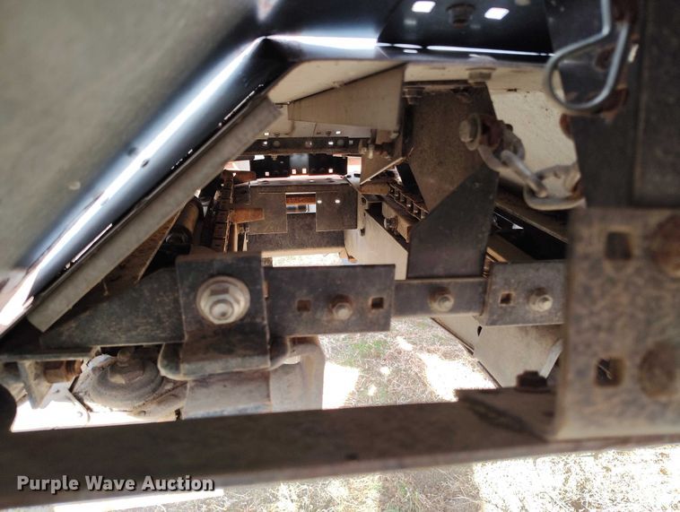 image for item DT0831 Gleaner corn head