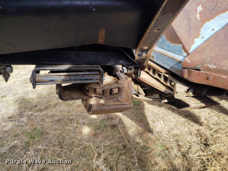 image for item DT0831 Gleaner corn head