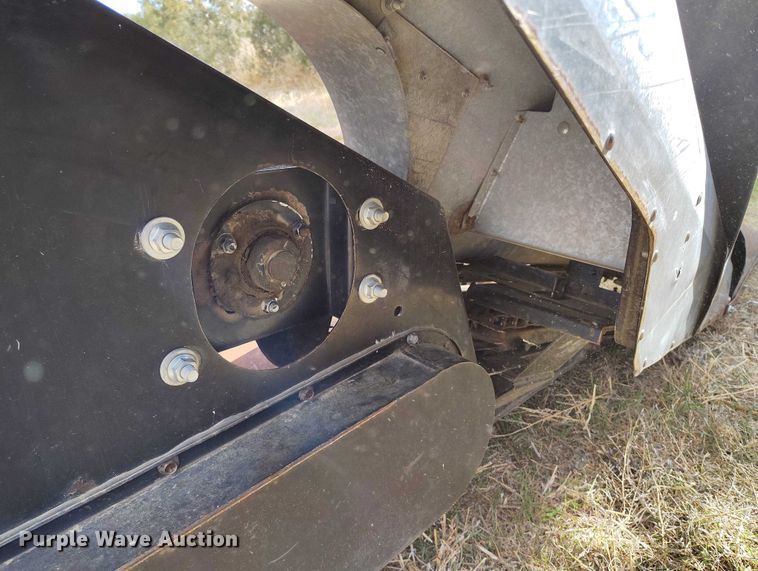 image for item DT0831 Gleaner corn head