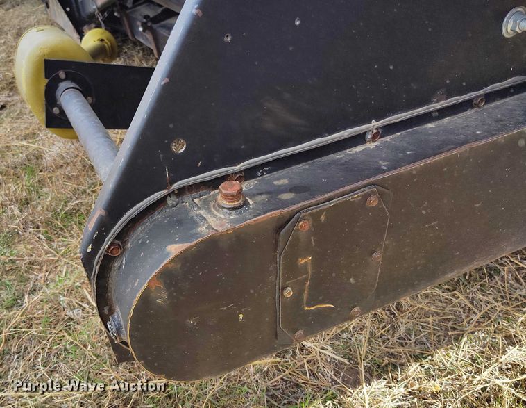 image for item DT0831 Gleaner corn head