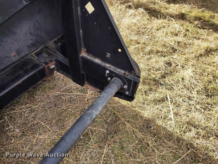 image for item DT0831 Gleaner corn head