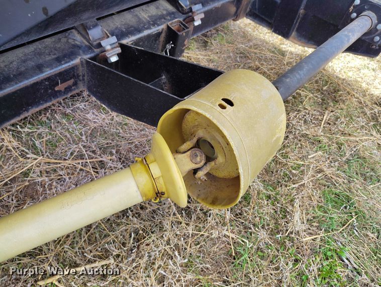 image for item DT0831 Gleaner corn head