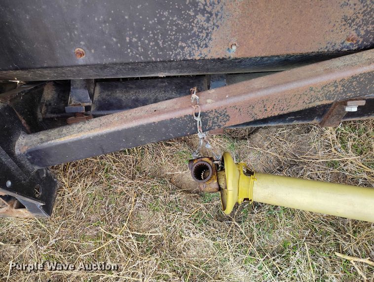 image for item DT0831 Gleaner corn head