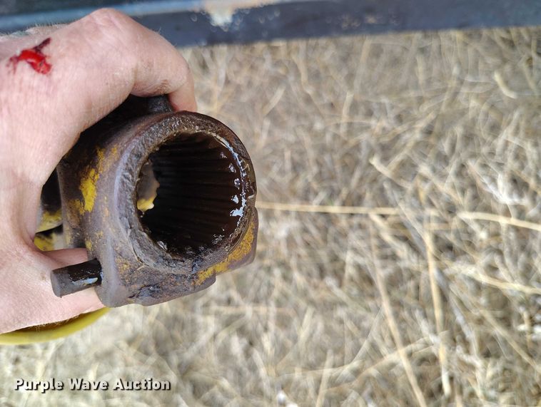 image for item DT0831 Gleaner corn head