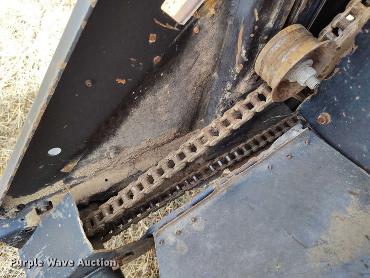 image for item DT0831 Gleaner corn head