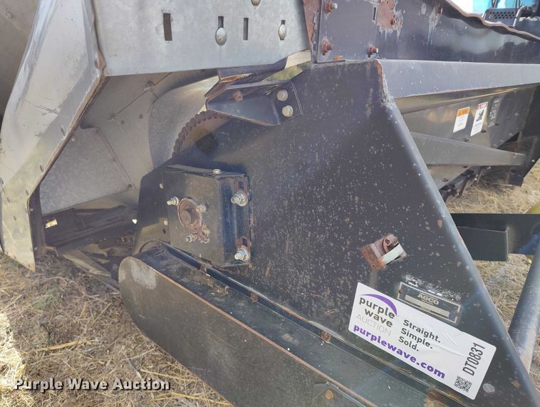 image for item DT0831 Gleaner corn head