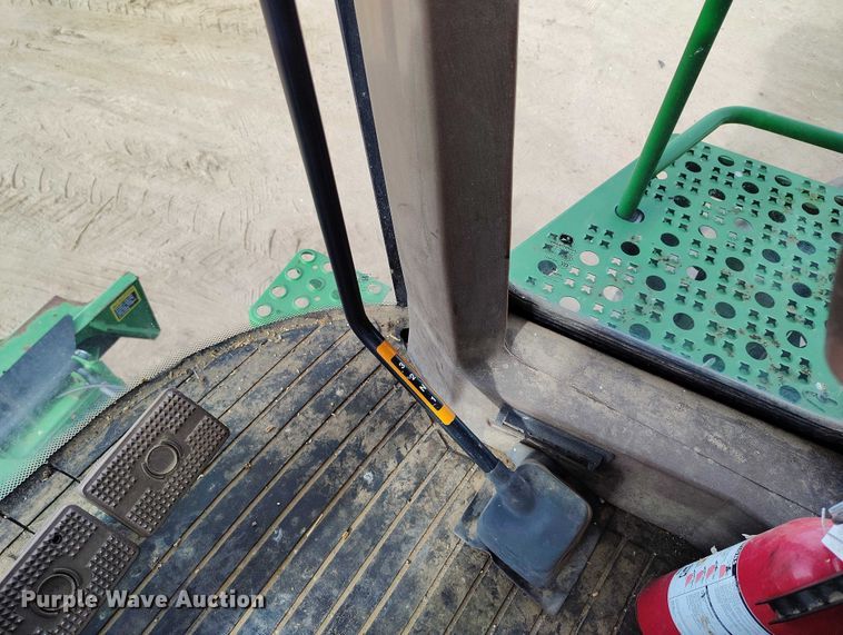 image for item DT0834 2004 John Deere 9660 STS combine