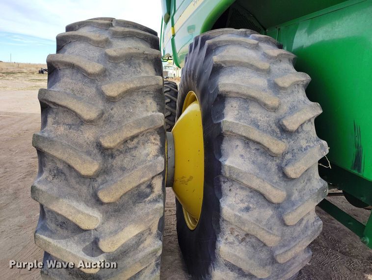 image for item DT0834 2004 John Deere 9660 STS combine