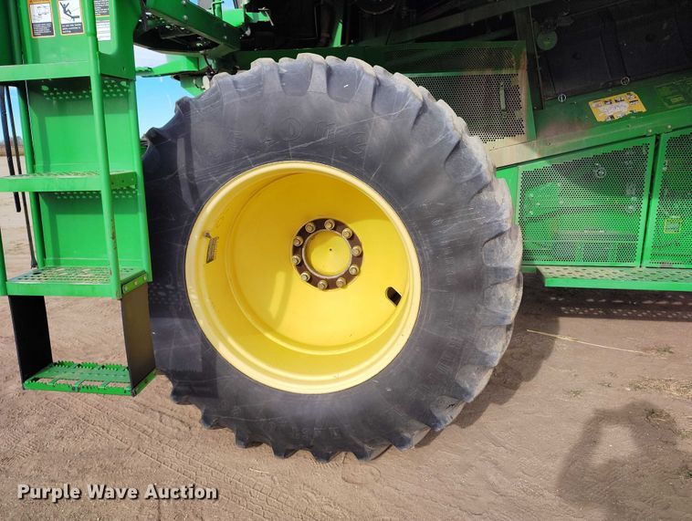 image for item DT0834 2004 John Deere 9660 STS combine