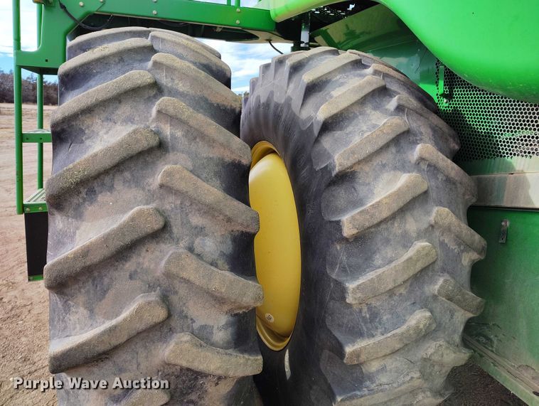 image for item DT0834 2004 John Deere 9660 STS combine