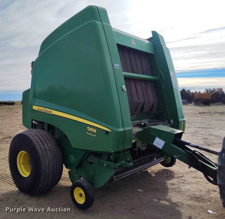 image for item DT0835 John Deere 569 Premium round baler