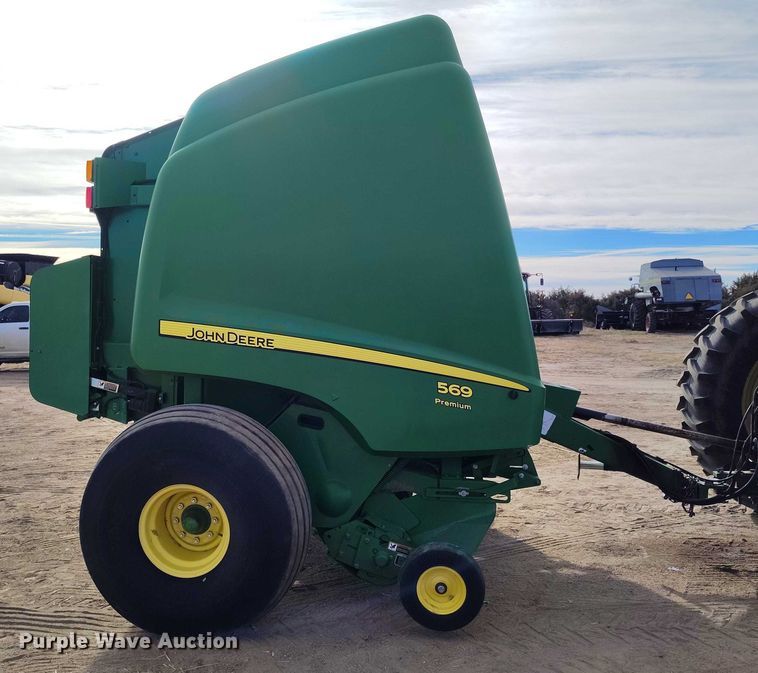 image for item DT0835 John Deere 569 Premium round baler
