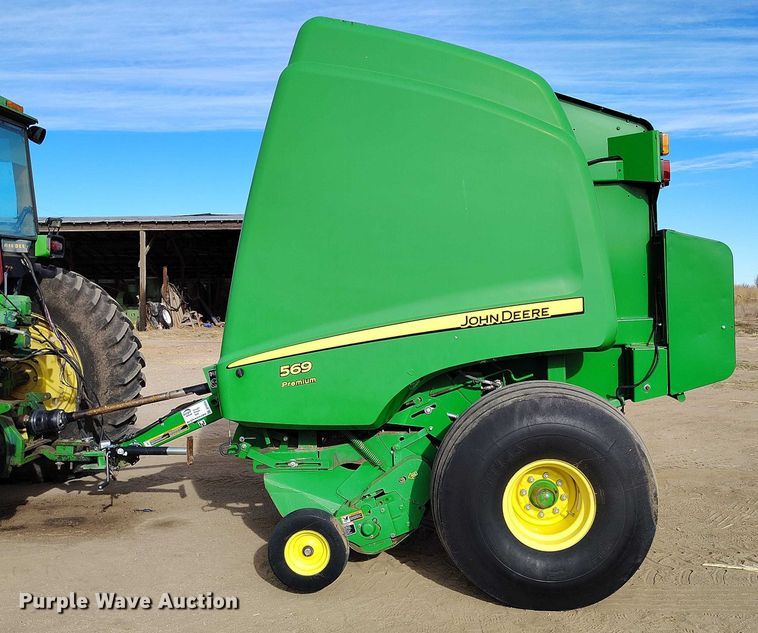 image for item DT0835 John Deere 569 Premium round baler