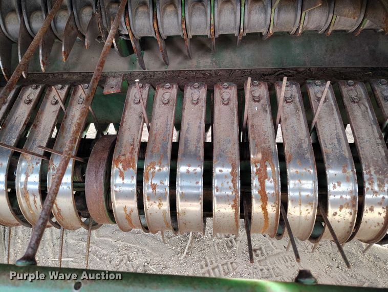 image for item DT0835 John Deere 569 Premium round baler