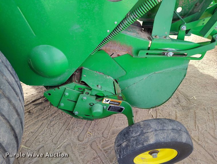 image for item DT0835 John Deere 569 Premium round baler
