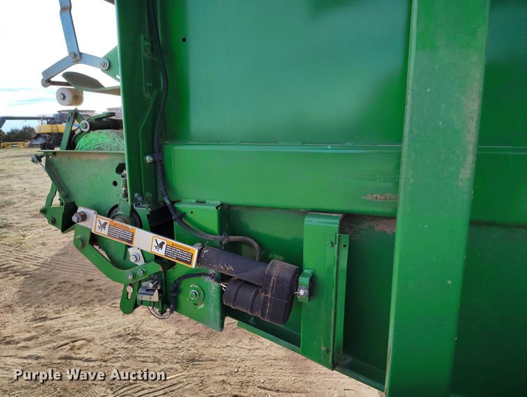 image for item DT0835 John Deere 569 Premium round baler