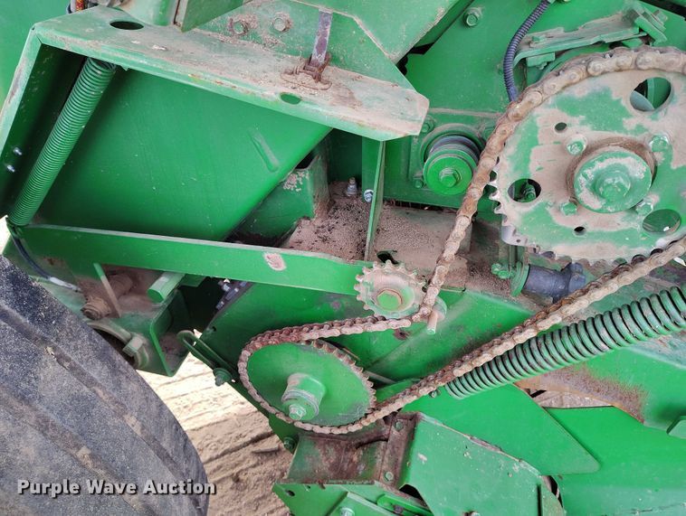 image for item DT0835 John Deere 569 Premium round baler