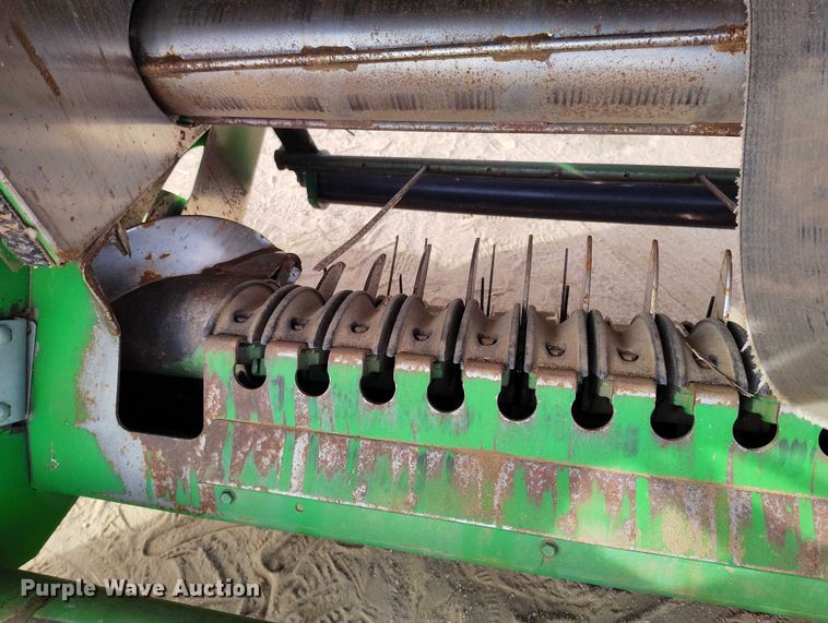 image for item DT0835 John Deere 569 Premium round baler
