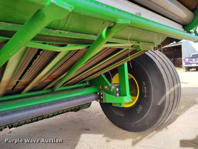 image for item DT0835 John Deere 569 Premium round baler