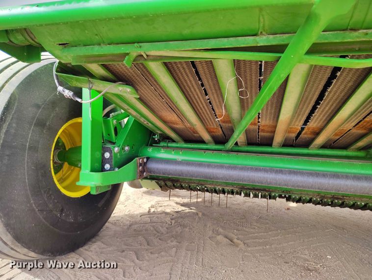 image for item DT0835 John Deere 569 Premium round baler