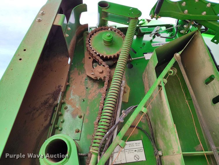 image for item DT0835 John Deere 569 Premium round baler