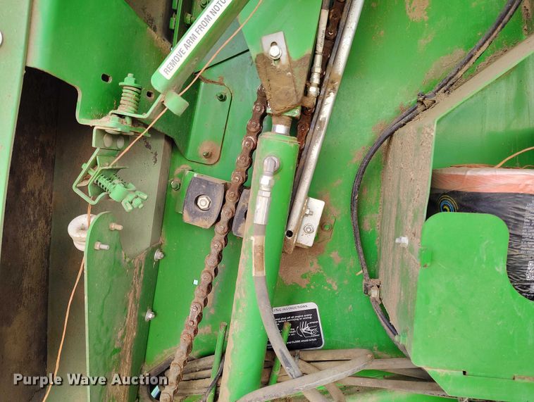 image for item DT0835 John Deere 569 Premium round baler