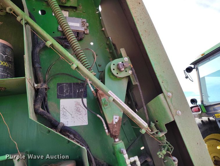 image for item DT0835 John Deere 569 Premium round baler