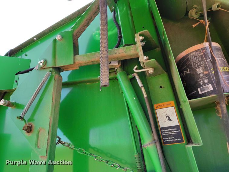 image for item DT0835 John Deere 569 Premium round baler