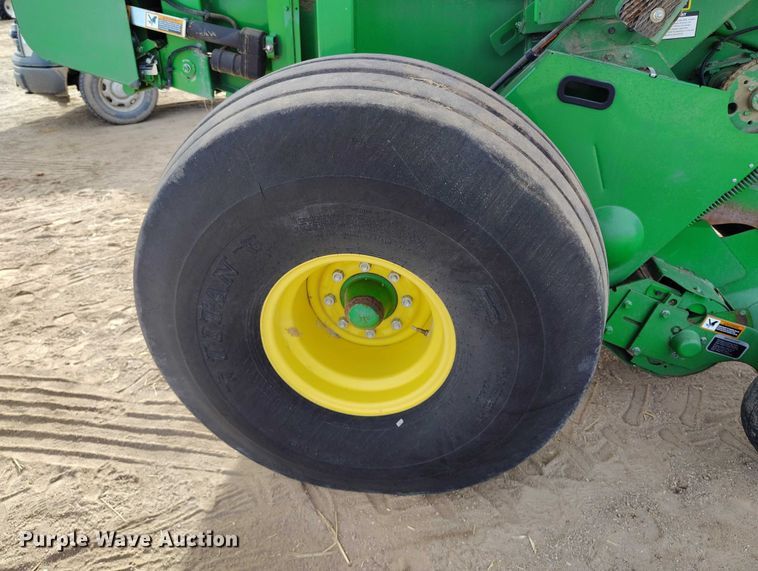 image for item DT0835 John Deere 569 Premium round baler