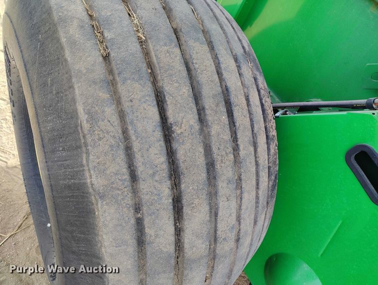 image for item DT0835 John Deere 569 Premium round baler